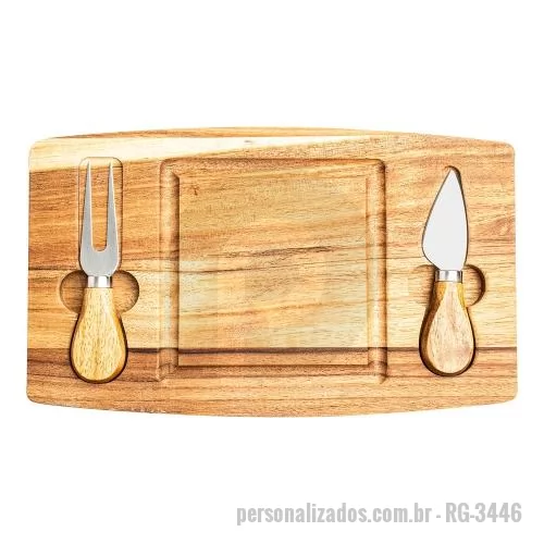 Kit acessórios para queijo personalizado - Kit queijo 3 peças: tábua de madeira com canaleta, faca com ponta, e garfo. Tábua com imã para fixação dos utensílios.