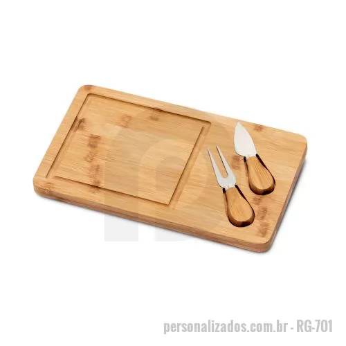 Kit acessórios para queijo personalizado - Tábua de queijos em bambu com 2 utensílios em bambu e aço inox. Fornecido em caixa em papel kraft reciclado.