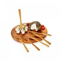 Conjunto Gourmet para Queijo e Petiscos em Bambú Córdoba 7 peças PD-15783. Ideal para ser usado em momentos com a família e reuniões executivas. Material leve feito com matéria prima ecológica de alta resistência. Acompanha tábua e seis talheres para frios. Gravação em laser na tábua.