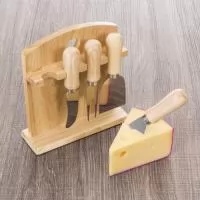 Descrição: Kit queijo com 5 peças em madeira. Contém faca reta, faca com ponta, garfo, espátula e suporte de encaixe com borrachas antideslizantes na parte inferior.  Medidas aproximadas para gravação (CxL):  Cabos madeira 4 cm x 1,5 cm – Suporte 14 cm x 8 cm
