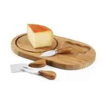 Tábua de queijos em bambu e aço inox com 3 utensílios. Fornecida em caixa em papel kraft reciclado. Certificação EU Food Grade. A cor e o resultado da impressão nos materiais naturais pode variar entre produtos. 330 x 195 x 16 mm | Caixa: 335 x 205 x 30 mm