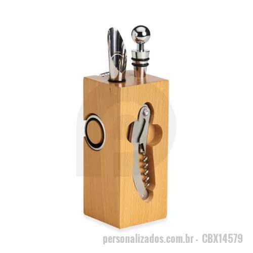 Kit acessórios para vinho personalizado - Kit vinho 6 peças em cepo de madeira, contém tampa de bico, bico condutor com tampa, termômetro, dois wine collars e saca rolhas metálico com abridor e lâmina de corte.  Altura :  21,3 cm  Largura :  6,7 cm  Espessura :  6,7 cm  Medidas aproximadas para gravação (CxL):  6,5 cm X 6,5 cm  Peso aproximado (g):  579