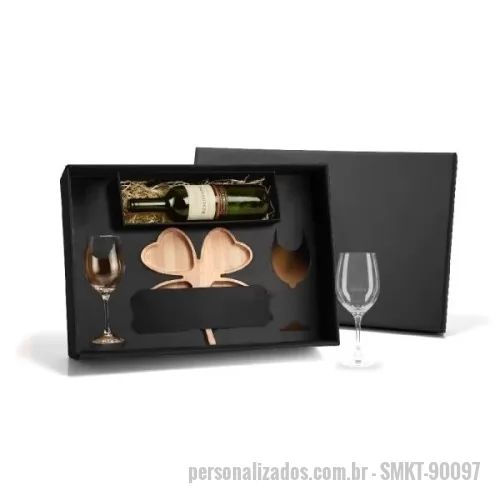 Kit acessórios para vinho personalizado - Kit para petisco e vinho. Conta com petisqueira em formato de trevo em bambu; Duas taças para vinho em vidro; Espaço para garrafa com palha (NÃO ACOMPANHA GARRAFA). Estão perfeitamente acomodados em uma caixa para presentear. Não acompanha garrafa