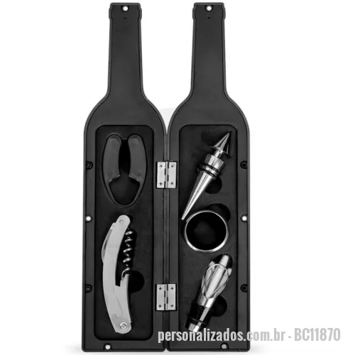 Kit acessórios para vinho personalizado -  Kit vinho formato garrafa com 5 peças: tampa de bico, wine collar, bico condutor com tampa, saca-rolhas metálico com lâmina de corte e abridor de garrafa e cortador de lacre. Estojo com fechamento imantado e área interna com berço de espuma. Impressão laser nas peças internas e Serigrafia na parte externa.