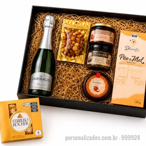 Kit antepasto personalizado - Kit gourmet Antipasto Reale com espumante Garibaldi 750ml, antepasto Gourmet Casa Madeira 160g, geleia Gourmet Casa Madeira 220g, Grissini Sabores Delice 100g, mix de castanhas 50g e caixa com 4 bombons Ferrero Rocher. Apresentado em caixa para presente preta.