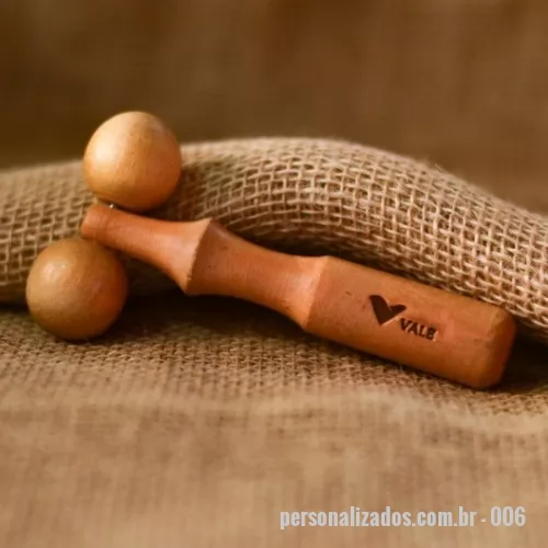 Kit antiestresse personalizado - Kit antiestresse Personalizado - 006 - O Massageador de Madeira Roler Mini pode ser utilizado com todos os óleos de massagem (minerais e vegetais), ele ajuda no alivio do estresse e no relaxamento corporal e facial - Medidas: 12,0cm x 6,0cm x 2,3cm - 48957 - Kit antiestresse