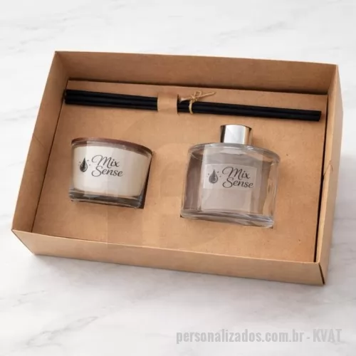 Kit aromático personalizado - Kit composto de 1 vela aromatizada personalizada e 1 aroamtizador de varteas personalizado, em uma caixa kraft envolta em fio de rami e tag