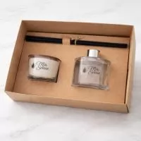 Kit composto de 1 vela aromatizada personalizada e 1 aroamtizador de varteas personalizado, em uma caixa kraft envolta em fio de rami e tag