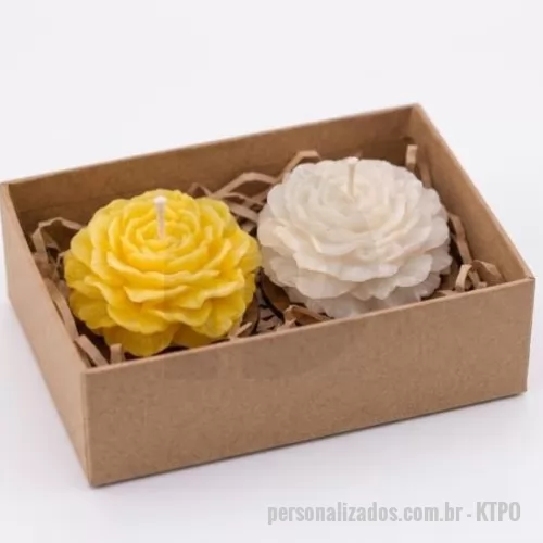 Kit artesanal personalizado - Kit com 2 velas aroamtizadas, flor peônia, cada qual com uma base de madeira, embalada na caixa kraft envolta com rami e tag