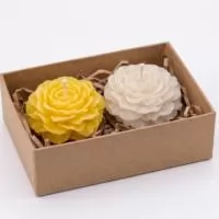 Kit com 2 velas aroamtizadas, flor peônia, cada qual com uma base de madeira, embalada na caixa kraft envolta com rami e tag