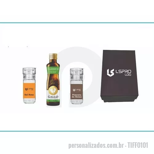 Kit azeite personalizado - Kit azeite c/ tempero contendo: 01 Vidro de tempero Páprica Picante; 01 Vidro de Pimenta do Reino; 01 Vidro de Azeite de Oliva Extra Virgem. Kit vem em caixa de papelão com tampa personalizada e frascos do tempero com rótulo personalizado.