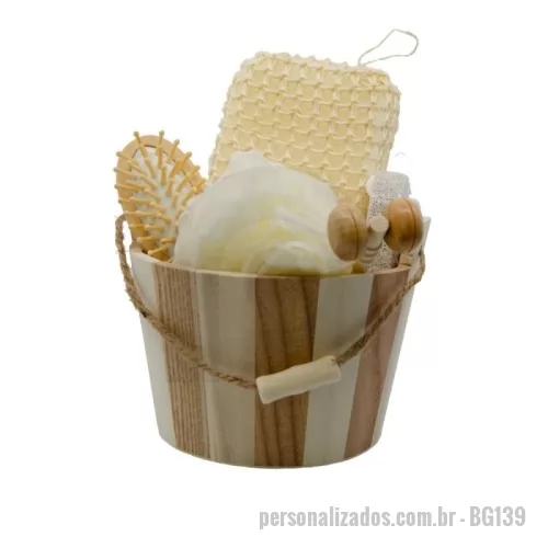 Kit banho personalizado - Cesta de banho contendo: escova cabelo, pedra-pomes, esponja com fios sintéticos, esponja com trama de fios naturais, massageador manual. Dimensões | 16 cm diâmetro Peso | 280g