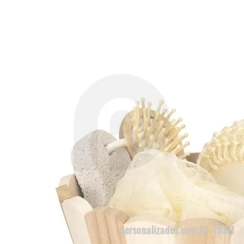 Kit banho personalizado - Kit banho com estilo natural envolvido em um cesto de madeira. Contém 4 itens: escova de madeira com cerdas macias, pedra-pomes, esponja redonda e uma esponja de nylon.