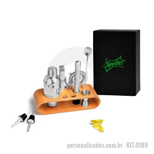 Kit bar personalizado - Kit com nove acessórios úteis para bar em aço inox, sendo um abridor saca rolhas; coqueteleira em aço inox com 350 ml; uma colher de mistura; dois dosares; coador; dois bicos dosadores; pegador para gelo; socador e base em bambu.