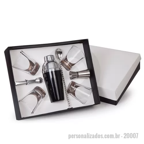 Kit bar personalizado - 1 Coqueteleira de aluminio 4 Copos para drink 220ml 1 Colher bailarina em aço inox 25.5cm 1 Dosador em aço inox 8,5cm 1 Pinça para gelo em aço inox 12,5cm 1 Caixa e berço em corte e vinco em papel cartão 400gr  