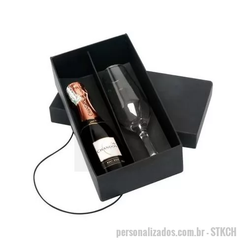 Kit bebidas personalizado - O Kit chandon personalizado é produzido com uma caixa geralmente semi rígida, uma taça de vidro e um baby chandon. A personalização da taça é feita no laser e da caixa é feita no silk. É uma opção de brinde incrível para você que quer fidelizar seus clientes e parceiros.