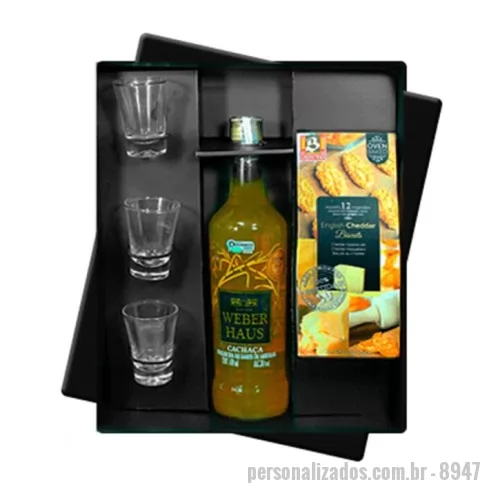 Kit bebidas personalizado - Kit composto por 3 copos olé dose 60ml. Uma cachaça Weber Haus 670ml Torrada bruschetta 100gr (sabores) Obs.. personalização laser nos copos e fita de cetim na caixa. Torne seu gifts Inesquecível.