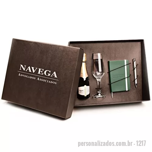 Kit bebidas personalizado - Kit 1 taça sem gravação, 1 moleskine 9x14 cm revestido com Percalux e personalização em silkscreen 1 cor  e 1 caneta de metal com gravação a laser. A Personalização pode ser feita na tampa da caixa em silkscreen a 1 cor..t composto por 1 garrafa Baby Chandon Brut de 187mL, Formato da caixa 35,5 x 29 x 10,5 cm.