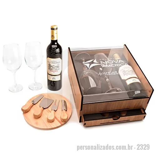Kit bebidas personalizado - Kit composto por 1 garrafa de vinho francês - Château Haut Philippon 750 mL, 2 taças premium e 1 kit queijo de 4 peças com tábua. O Kit é acondicionado em caixa de madeira MDF texturizada e reforçada. A personalização é na tampa de acrílico da caixa de madeira e na tábua do kit queijo em silkscreen a 1 cor. Não está inclusa a personalização nas taças. Formato da caixa 27,5x31,5x14,5 cm. Este produto só é vendido em múltiplos de 6 garrafas.