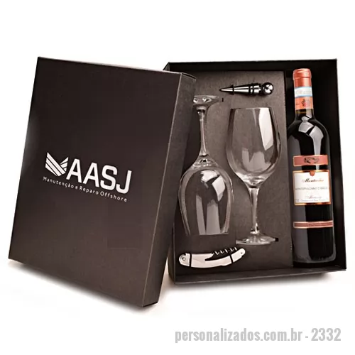 Kit bebidas personalizado - Kit composto por 1 garrafa de vinho tinto italiano de Montepulciano Da Abruzzo 750 mL, 2 taças premium, 1 saca-rolhas e 1 tampa de metal. O Kit é acondicionado em caixa preta de papel kraft 400 g reforçada. A personalização é na tampa da caixa em silkscreen a 1 cor. Não está inclusa a personalização nas taças e saca-rolhas. Formato da caixa 35 x 29 x 10 cm. Este produto só é vendido em múltiplos de 6 garrafas.