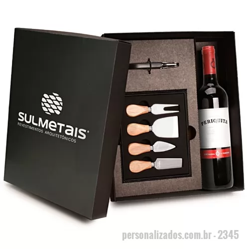Kit bebidas personalizado - Kit composto por 1 garrafa de vinho tinto português Periquita 750mL, 1 kit de 4 peças para queijo e 1 saca-rolhas metálico. O Kit é acondicionado em caixa preta de papel kraft 400 g reforçada. A personalização é na tampa da caixa em silkscreen a 1 cor. Não está inclusa a personalização no kit queijjo.  Formato da caixa 35 x 29 x 10 cm. Este produto só é vendido em múltiplos de 6 garrafas.