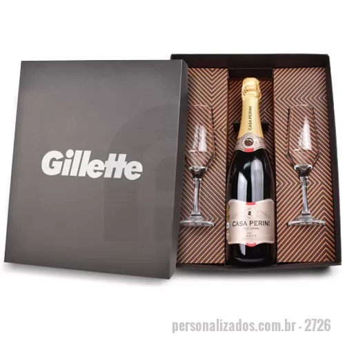 Kit bebidas personalizado - Kit composto por 1 garrafa de Casa Perini Brut 750 mL e 2 taças clássicas. Kit é acondicionado em caixa preta de papel kraft 400 g com parede dupla reforçada. A personalização é na tampa da caixa em silkscreen 1 cor. Não está inclusa a personalização nas taças.  Formato da caixa 35,5 x 29 x 10,5 cm.