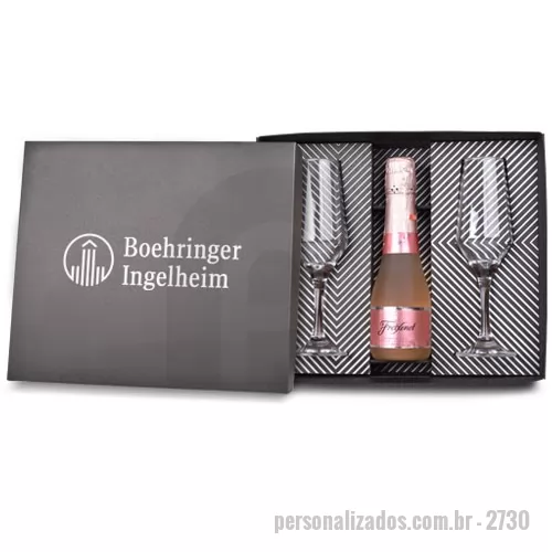Kit bebidas personalizado - Kit composto por 1 garrafa de Freixenet 200 mL e 2 taças clássicas. Kit é acondicionado em caixa preta de papel kraft 400 g com parede dupla reforçada. A personalização é na tampa da caixa em silkscreen a 1 cor. Não está inclusa a personalização nas taças.  Formato da caixa 28,5 x 24,5 x 7 cm.