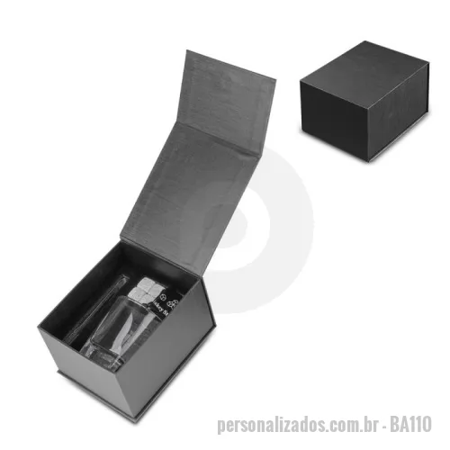 Kit bebidas personalizado - Kit drink contendo 1 copo grande de vidro, 1 pinça para gelo, 1 bolsa de veludo e 4 pedras de granito para gelo, acondicionado em caixa presenteável fabricada em papel cartonado resistente. Gravação da logomarca em 1 cor já incluso.