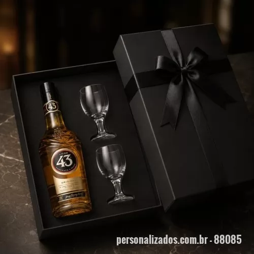 Kit bebidas personalizado - DESCRIÇÃO: 1 CAIXA CARTONADA 39,5X25,5X9,5 + FITA CETIM 1 LICOR 43 2 TAÇAS PARA LICOR DE VIDRO DIAMANTE LYOR