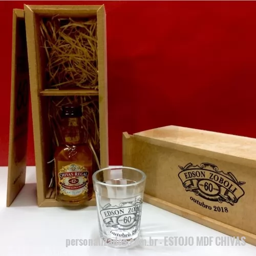 Kit bebidas personalizado - Estojo em mdf natural  contendo 1 copo de vidro  shot 45 ml. 1  miniatura whisky Chivas Regal, 50 ml. Estojo e copo personalizados