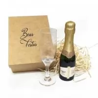 Kit Chandon Baby com Taça Vidro Contém: 1 Chandon Baby de 187 ml 1 Taça de Vidro 1 Caixa de Presente em MDF * Gravação Laser Co² na taça e Silk na caixa. * Brinde ideal para Confraternização de Fim de Ano, Presente Executivo, Comemorações e Festas em Geral 