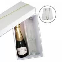 Ótima opção de brinde corporativo, para destacar seu evento com elegância. Kit Chandon Baby. Contém: um Chandon Baby de 187 ml, uma taça e uma caixa de papelão rígido com fechamento elástico. Consultar opções de personalização.