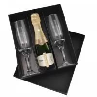 Ótima opção de brinde corporativo, para destacar seu evento com elegância. Kit Mini Chandon 187ml + 2 Taças personalizadas. Acompanha caixa cartonada preta resistente. O aroma revela sutilezas florais (flores brancas) e frutadas (maça verde, cítricos e frutas secas). A primeira impressão ao pladar é uma acidez equilibrada, seguida da nítida sensação de redondeza e frescor. Por fim, são percebidas notas de frutas secas e cítricas com uma persistência média.