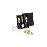 Kit Mini Chandon Baby 187ml + 2 Taças vidro personalizadas e Ferrero Rocher Contém: 1 Espumante Chandon Baby Brut 187ml 2 Taças de Vidro 2 Ferrero Rocher embalagem com 3 unidades 1 Caixa cartonada presente preta resistente