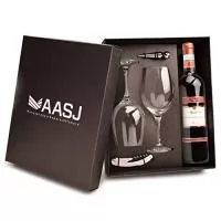 Kit composto por 1 garrafa de vinho tinto italiano de Montepulciano Da Abruzzo 750 mL, 2 taças premium, 1 saca-rolhas e 1 tampa de metal. O Kit é acondicionado em caixa preta de papel kraft 400 g reforçada. A personalização é na tampa da caixa em silkscreen a 1 cor. Não está inclusa a personalização nas taças e saca-rolhas. Formato da caixa 35 x 29 x 10 cm. Este produto só é vendido em múltiplos de 6 garrafas.