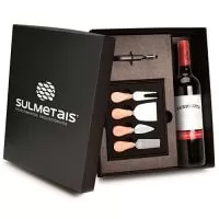 Kit composto por 1 garrafa de vinho tinto português Periquita 750mL, 1 kit de 4 peças para queijo e 1 saca-rolhas metálico. O Kit é acondicionado em caixa preta de papel kraft 400 g reforçada. A personalização é na tampa da caixa em silkscreen a 1 cor. Não está inclusa a personalização no kit queijjo.  Formato da caixa 35 x 29 x 10 cm. Este produto só é vendido em múltiplos de 6 garrafas.
