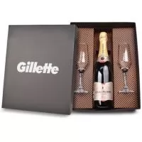 Kit composto por 1 garrafa de Casa Perini Brut 750 mL e 2 taças clássicas. Kit é acondicionado em caixa preta de papel kraft 400 g com parede dupla reforçada. A personalização é na tampa da caixa em silkscreen 1 cor. Não está inclusa a personalização nas taças.  Formato da caixa 35,5 x 29 x 10,5 cm.