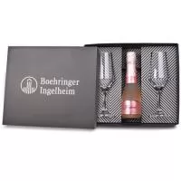 Kit composto por 1 garrafa de Freixenet 200 mL e 2 taças clássicas. Kit é acondicionado em caixa preta de papel kraft 400 g com parede dupla reforçada. A personalização é na tampa da caixa em silkscreen a 1 cor. Não está inclusa a personalização nas taças.  Formato da caixa 28,5 x 24,5 x 7 cm.