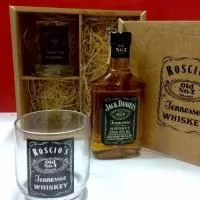 Estojo em mdf  contendo 2 copos de vidro whisky, 1  garrafa Jack Daniel´s 200 ml.