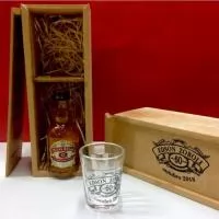 Estojo em mdf natural  contendo 1 copo de vidro  shot 45 ml. 1  miniatura whisky Chivas Regal, 50 ml. Estojo e copo personalizados