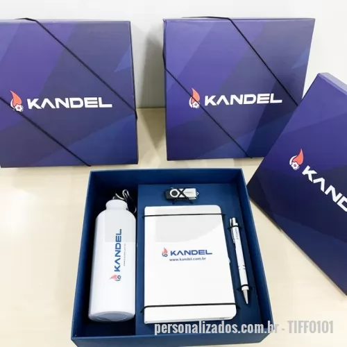 Kit Boas Vindas personalizado - Kit Boas Vindas 4 itens, contendo: 01 Squeeze de alumínio de 500ml, com tampa plástica e mosketão, personalizado em Silkscreen 1 cor 1 lado. 01 Caderneta com capa dura em couro sintético, com 80 páginas de miolo, fita de cetim para marcação de página e elástico para fechamento, personalização em Silkscreen 1 cor na capa. 01 Pendrive com 16MB de memória e 01 caneta de metal. Kit vem em caixa de papel rígido com tampa e fechamento em elástico. Caixa personalizada.