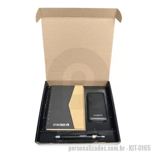 Kit Boas Vindas personalizado - Kit executivo de boas vindas personalizado, contém bloco de anotações ecológico com post-it e suporte para caneta 16,3x13,5cm, power Bank 5.000mAh com Indicador LED 6,6x12,5x0,7cm, caneta plástica com ponteira touch e caixa (sedex) 24,5x25x4cm , em cartão duplex com impressão chapada em preto, acoplado em micro ondulado. Berço 24x25x1,5cm.