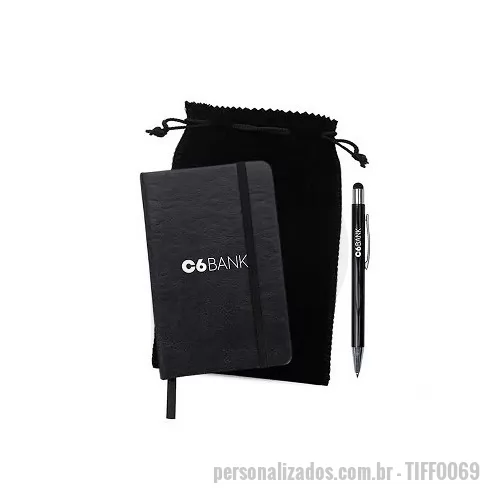 Kit Boas Vindas personalizado - Kit Personalizado contendo: - 01 Caderneta (código 14091) com capa emborrachada e porta caneta em elástico, marcador de página em cetim e fita elástica de nylon para fechar. Contém aproximadamente 80 folhas pardas pautadas. Disponível nas cores: azul, preta, verde, vermelha e vinho. Personalização na capa em Silkscreen. - 01 Caneta esferográfica de metal com ponteira touch (código 2088). Personalização em Silkscreen. - 01 Saquinho de veludo no tamanho (código 13844). Personalização em Silkscreen.