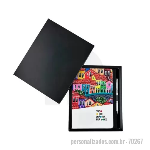 Kit Boas Vindas personalizado - Kit Onboarding - Boas-Vindas e Integração, desenvolvido para recepcionar novos colaboradores com itens essenciais para o dia a dia corporativo. Funcional e elegante, esse kit promove organização e produtividade desde o primeiro dia.  O kit inclui:  Caderno A5 com capa dura emborrachada, proporcionando um toque sofisticado e resistente. Contém 80 folhas pautadas, ideal para anotações organizadas. Dimensões: 140 x 210 mm Caneta esferográfica metálica, com escrita azul e design refinado, garantindo conforto e precisão na escrita. Dimensões: Ø10 x 137 mm Um brinde exclusivo da Youdu Brindes, perfeito para integrar novos talentos e fortalecer a identidade corporativa.