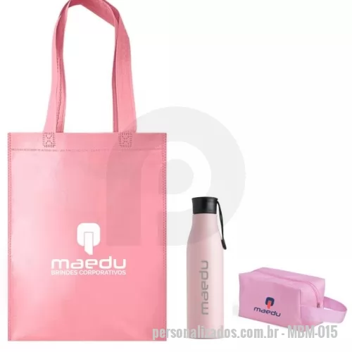 Kit Boas Vindas personalizado - SACOLA: Sacola de tnt com costura termo selada. GARRAFA: Garrafa inox 800ml com pintura colorida. Possui tampa rosqueável com alça para transporte. NECESSAIRE:  Confeccionada em nylon, ele possui espaço de sobra para comportar itens de maquiagem, artigos de higiene pessoal, acessórios e muito mais. Tudo isso o torna uma companhia indispensável para qualquer lugar, seja carregando-o com as mãos através de sua alça lateral.