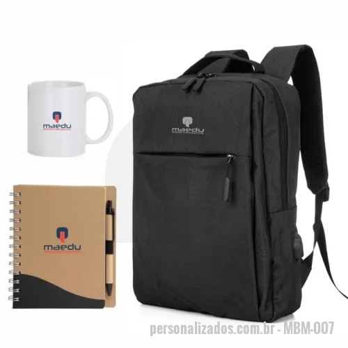Kit Boas Vindas personalizado - MOCHILA: Mochila de nylon 20 litros com três compartimentos, sendo o principal com bolso para notebook 15,6. Com divisórias internas para acessórios, a mochila possui bolso lateral e suporte externo usb. CADERNO: Caderno ecológico com caneta, capa produzida em papelão com detalhe texturizado e verso liso. Contém miolo com aproximadamente 70 folhas pautadas, suporte de nylon e acompanha caneta de papelão. CANECA: Caneca cerâmica de 330ml
