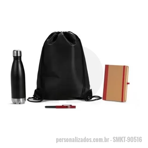 Kit Boas Vindas personalizado - SMKT-90516 - Composto por mochila sacola branca em Nylon 190D com alças ajustáveis; garrafa em alumínio branco com tampa plástica rosqueável preta com alça; mouse pad azul ergonômico com apoio de espuma para o punho; caderno para anotações wire-o com capa dura bege/azul e caneta esferográfica em ABS azul.