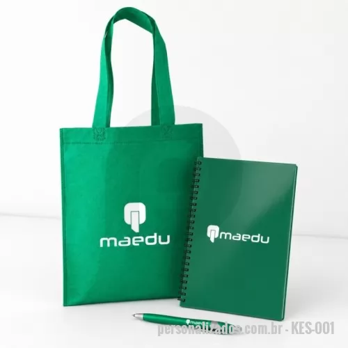Kit Boas Vindas personalizado - SACOLA DE TNT com costura termo selada 35 cm X 26,9 cm / Alça ponta a ponta: 46,5 cm  CADERNO A5 plástico com wire-o metálico. Capa em PP, contém aproximadamente 80 folhas brancas com pauta.  Tam 21,2 cm x 15 cm x 1,5 cm  CANETA plástica com ponteira touch screen, carga esferográfica azul 1.0 mm e acionamento por clique.
