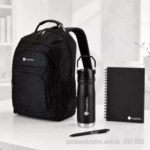 Kit Boas Vindas personalizado - MOCHILA DE NYLON 30 litros com quatro  compartimentos, sendo o principal com bolso para  notebook 15,6. A mochila possui bolsos laterais em  malha, duas alças de mãos e área costada com  revestimento espumado. CADERNO A5 plástico com wire-ometálico. Capa  em PP, contém aproximadamente 80 folhas  brancas com pauta. TAMANHO 21,2 cm x 15 x 1,5 cm GARRAFA TÉRMICA de 630ml fabricada em inox  SUS 304 com parede dupla, bico flexível integrado  à tampa plástica rosqueávele com alça. CANETA METÁLICA com acabamento  emborrachado, carga esferográfica azul 1.0mm e  acionamento por clique.