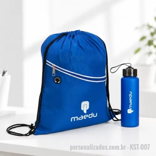 Kit Boas Vindas personalizado - MOCHILA SACO em poliéster resistente à água com  alças ajustáveis em nylon, bolso frontal com  fechamento em zíper e entrada para fones de  ouvido. TAMANH0:39 x 34,5 cm GARRAFA PLÁSTICA de 680ml. Produzido em PVC  fosco livre de BPA, a squeeze possui tampa  rosqueávelem inox com alça elástica para  transporte (não removível).